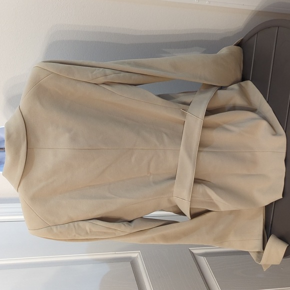 Dennis Basso luxe crepe belted blazer with button sleeve detail - Picture 4 of 10